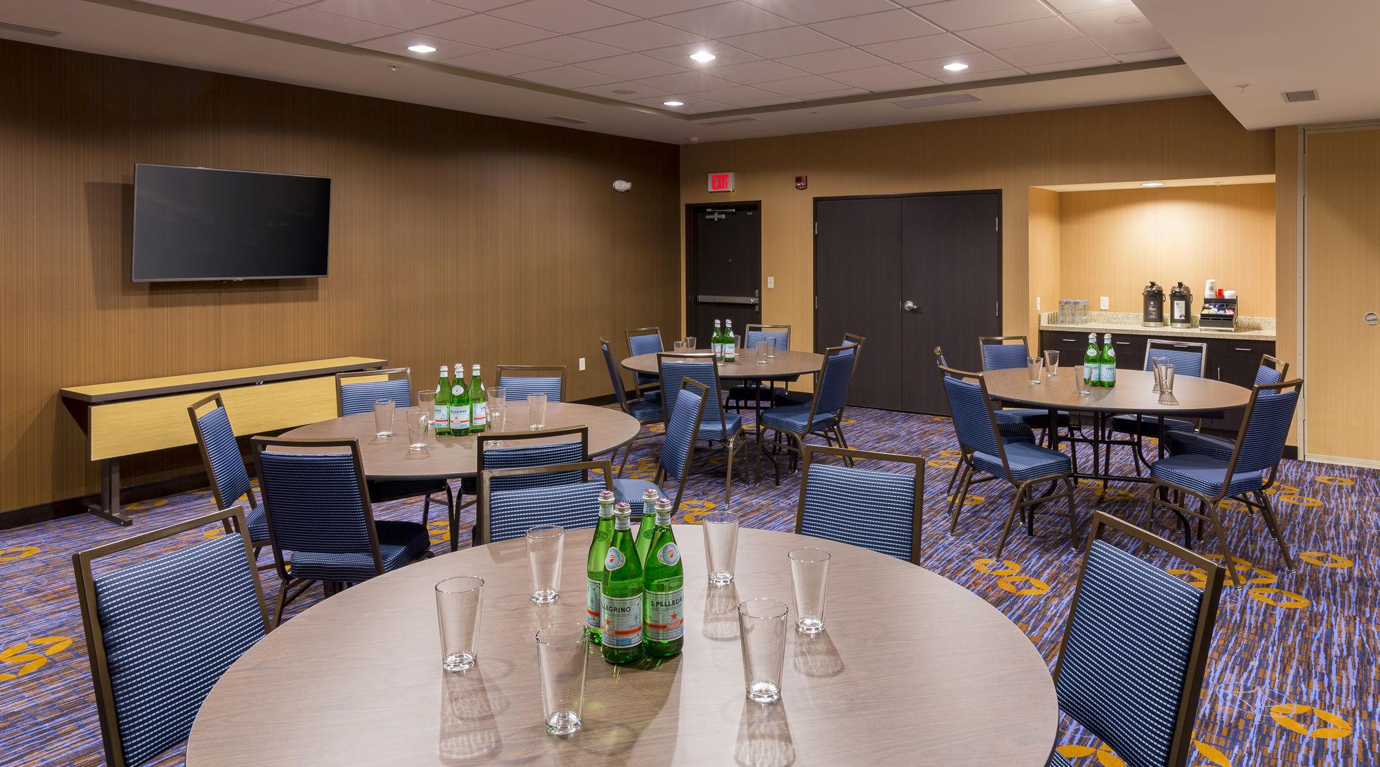 Courtyard by Marriott Bismarck North Hotell Exteriör bild