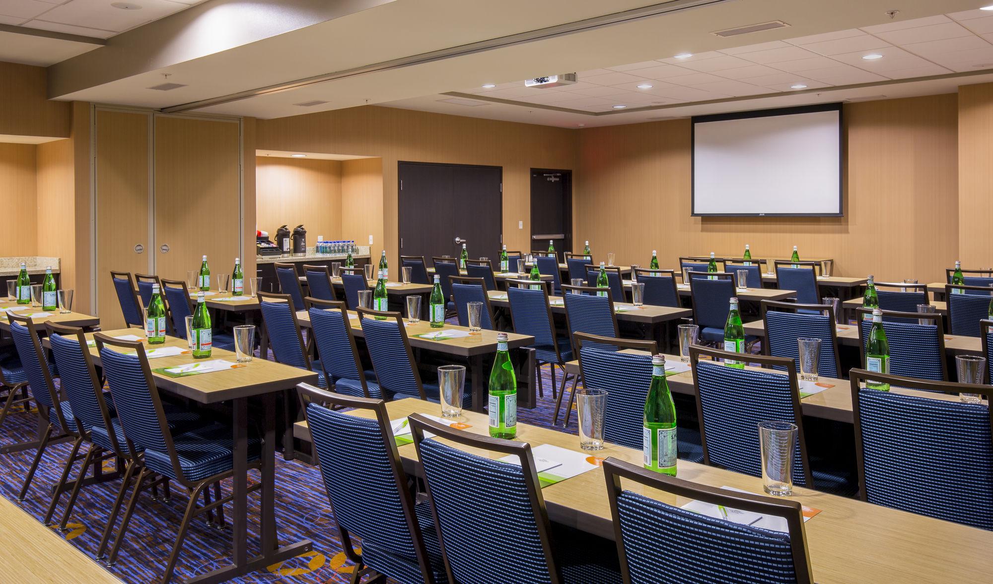 Courtyard by Marriott Bismarck North Hotell Exteriör bild