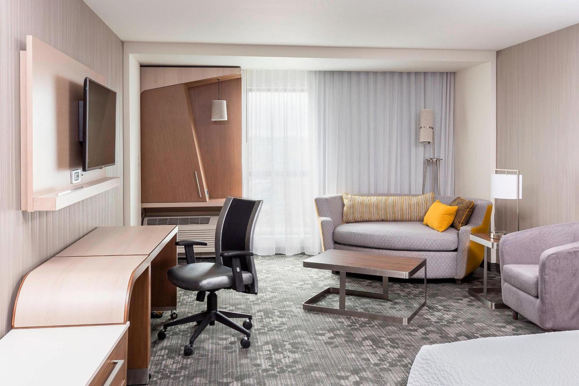 Courtyard by Marriott Bismarck North Hotell Exteriör bild