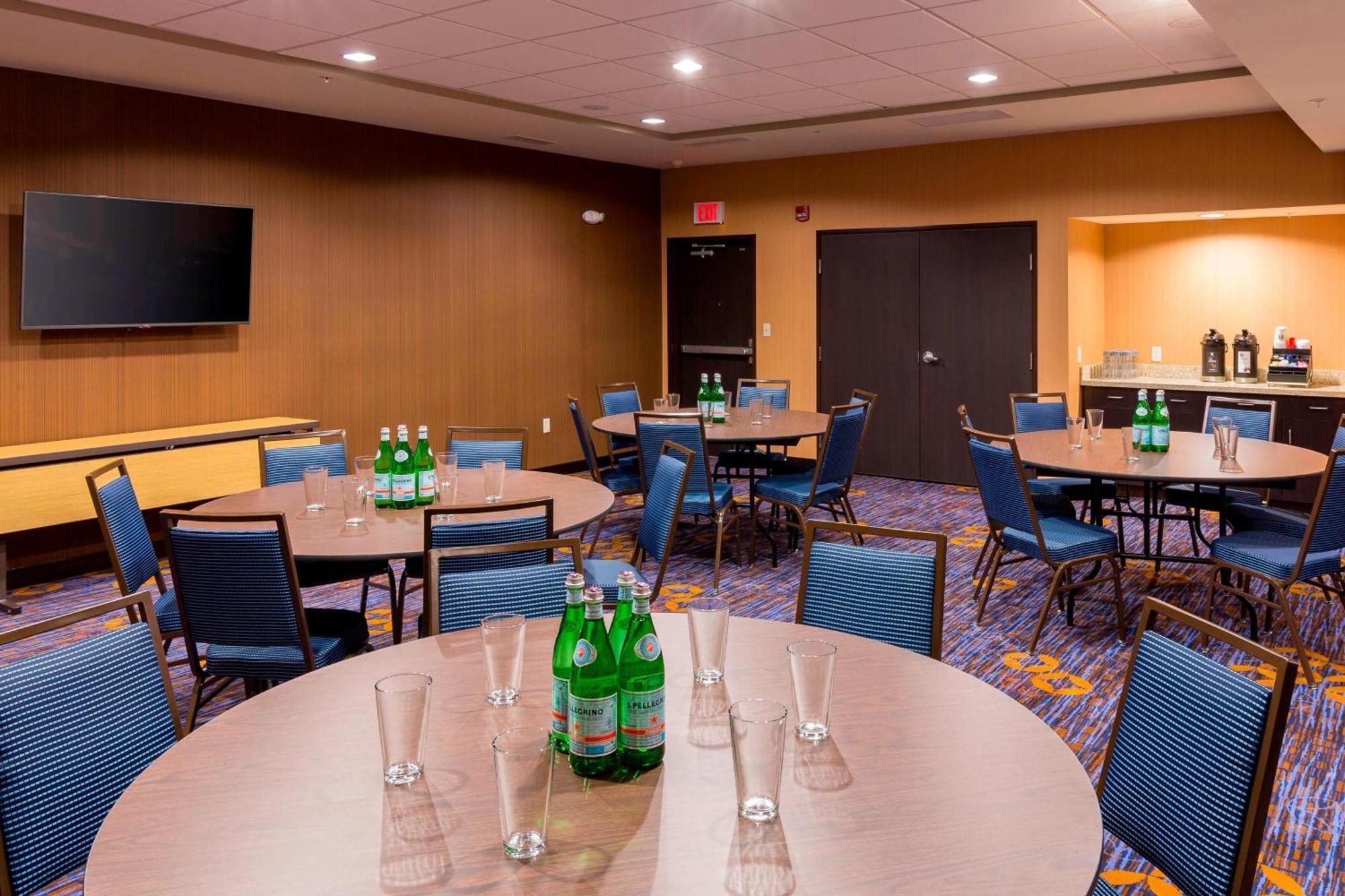 Courtyard by Marriott Bismarck North Hotell Exteriör bild