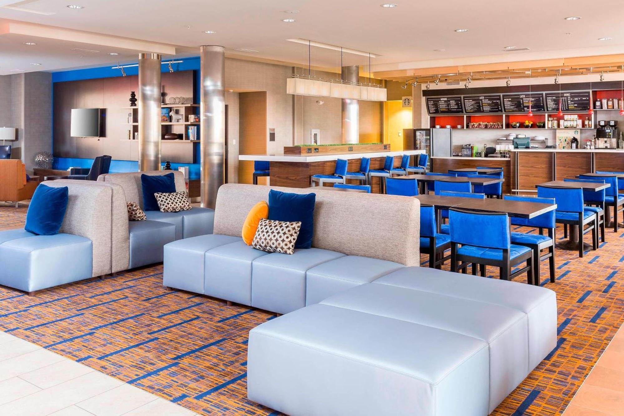 Courtyard by Marriott Bismarck North Hotell Exteriör bild
