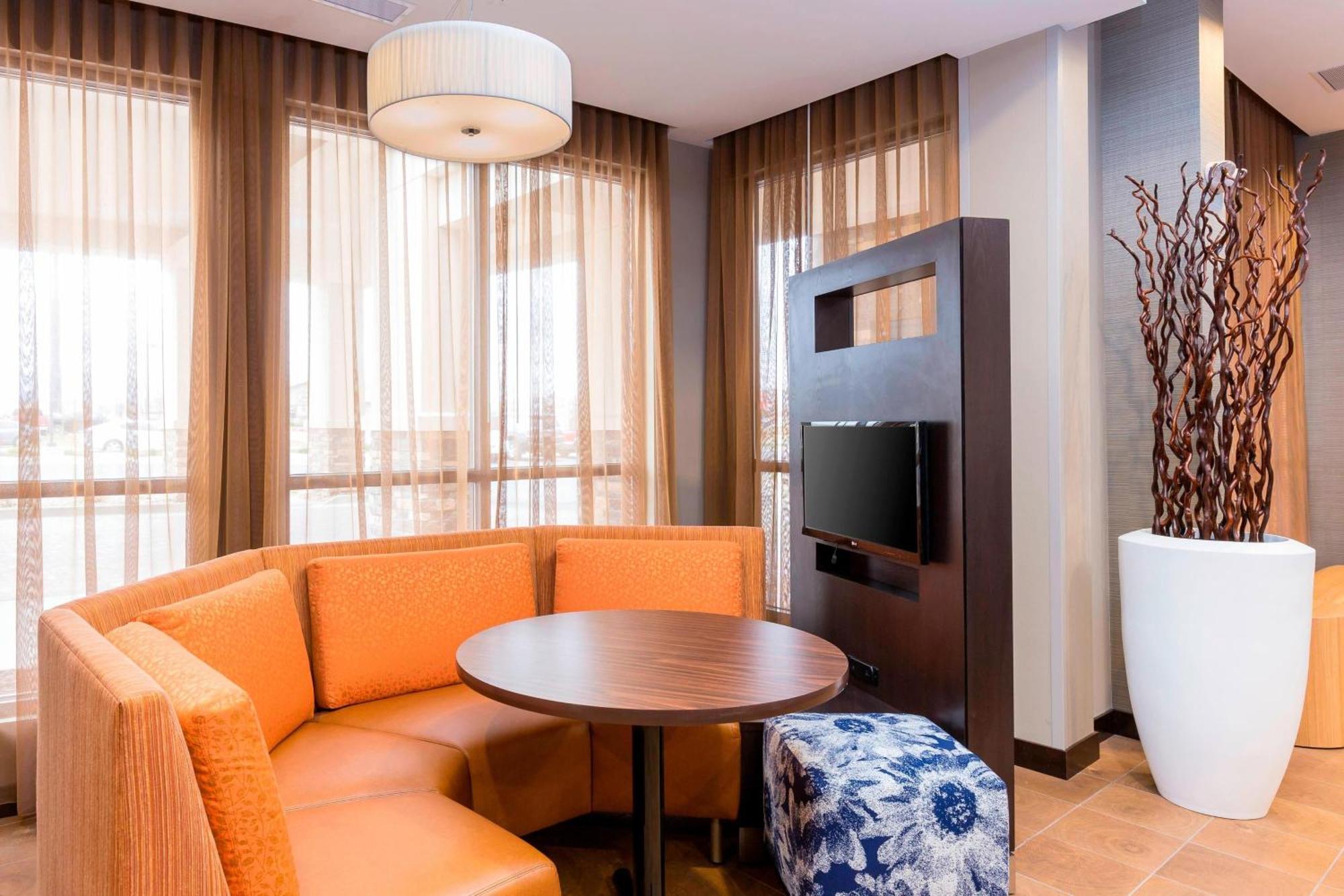 Courtyard by Marriott Bismarck North Hotell Exteriör bild