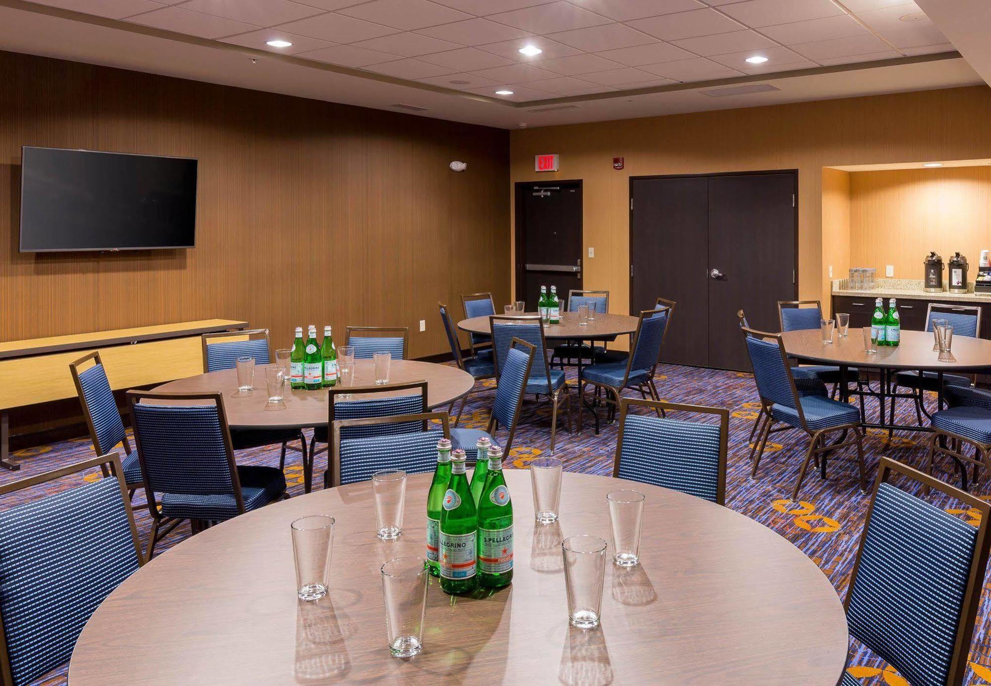 Courtyard by Marriott Bismarck North Hotell Exteriör bild